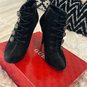 Guess black suede pointed booties with cool buttons and elastic loops